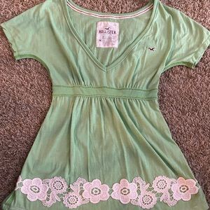 Hollister Vneck with embroidered flowers